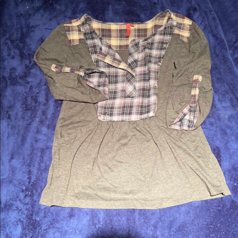 Grey top with plaid breast/shoulders/cuff lining